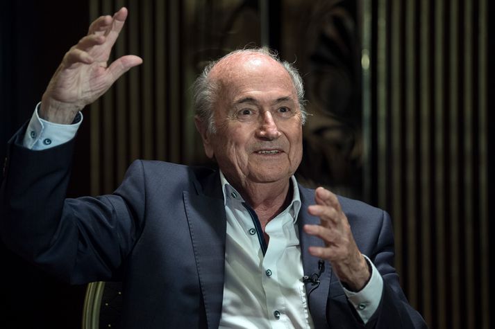 Sepp Blatter liggur nú á spítala.