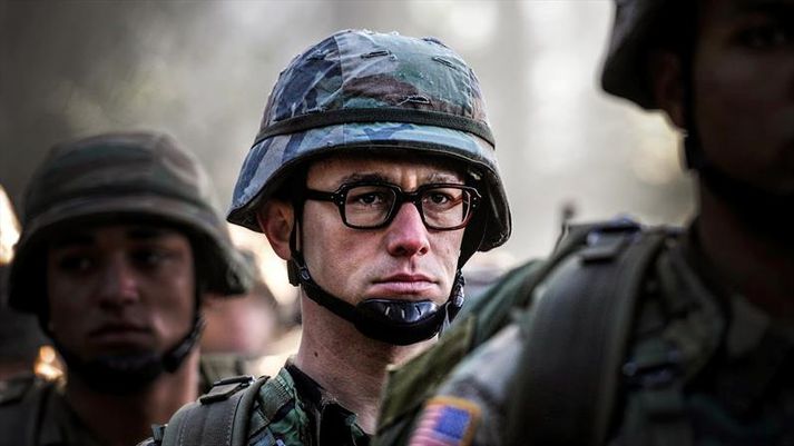 Joseph Gordon-Levitt er hér í gervi hermannsins Snowden.