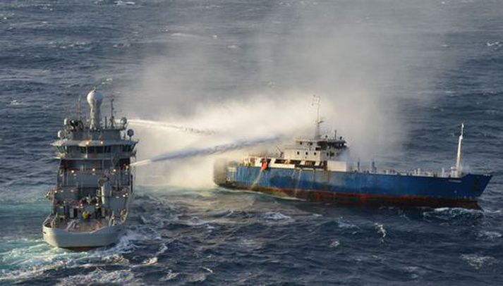 Um það bil hundrað tonn af olíu eru um borð  og verður þeim væntanlega dælt í land.