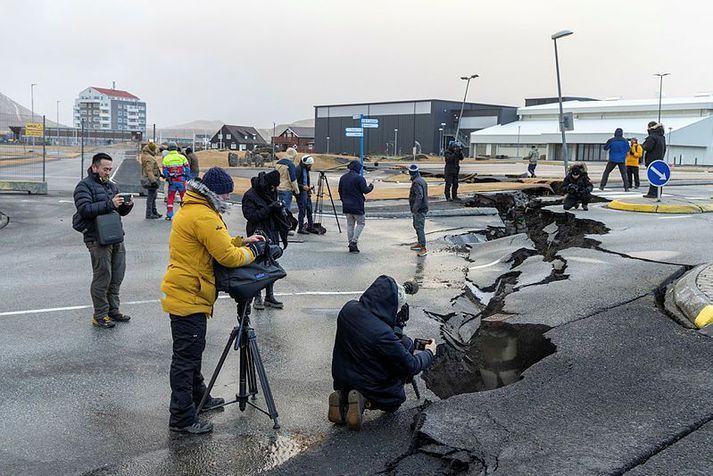 Erlendir blaðamenn virða fyrir sér sprunguna stóru í Grindavík.