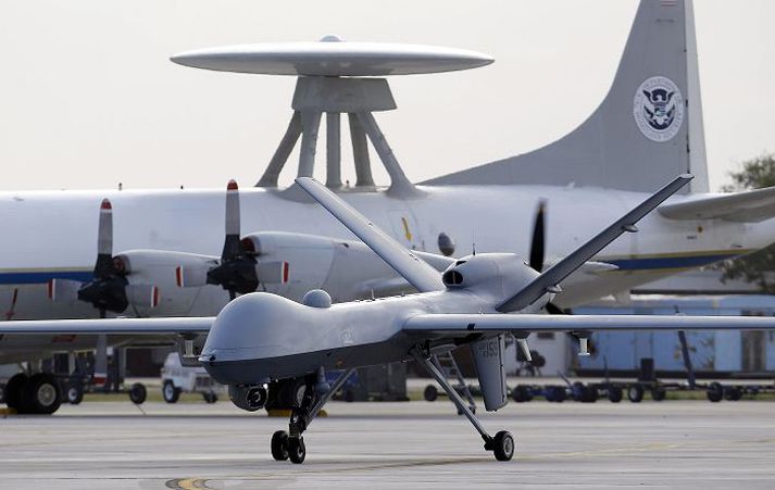 Ómannað flugfar á flugvelli í Bandaríkjunum.