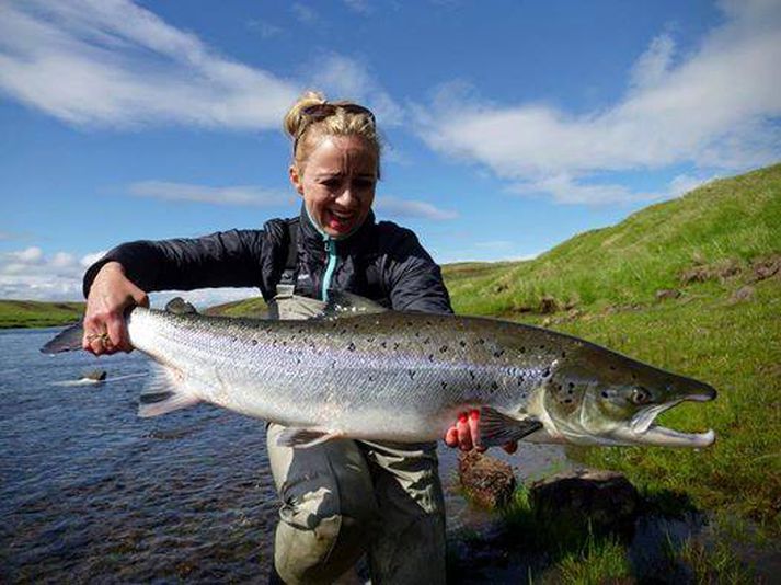 Harpa Hlín Þórðardóttir með 96 sm lax úr Laxá í Dölum