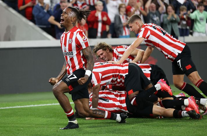 Leikmenn Brentford fagna öðru marki sínu vel og innilega.