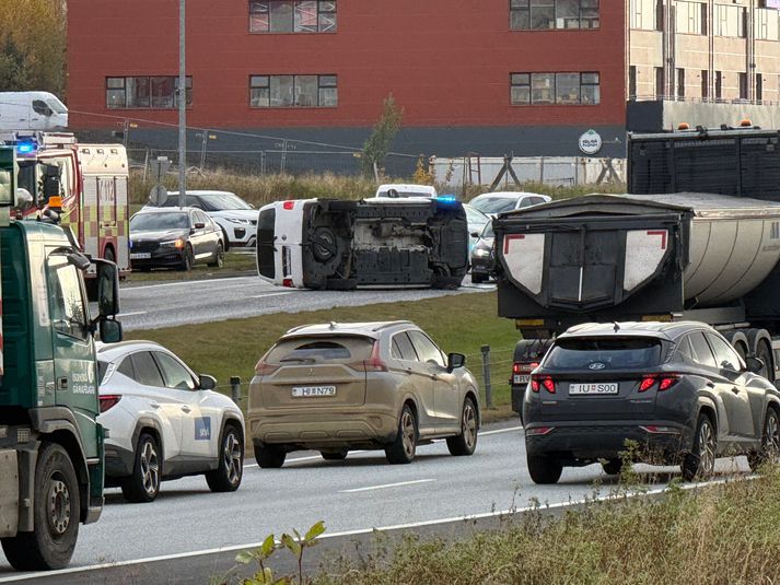 Nokkrar tafir eru á umferð en búið er að koma bilnum aftur á dekkin samkvæmt slökkviliði. 