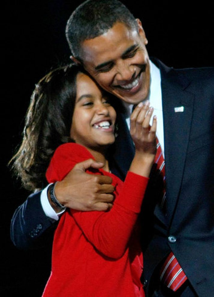 Obama með Malia, tíu ára dóttur sinni sem æfir og spilar knattspyrnu.