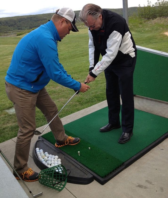 Magnús Birgisson golfkennari gaf nýgræðingnum Ögmundi fyrstu einkunn.