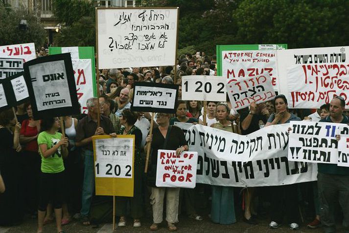 Þúsundir Ísraela mótmæltu dómsáttinni í Tel Aviv um helgina.