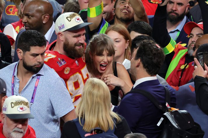 Travis Kelce hefur átt magnað ár til þessa. NFL-meistari, kærasti Taylor Swift og nú launahæsti innherji sögunnar.