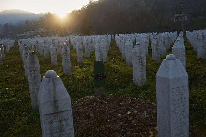 Grafreitur og minnisvarði um fjöldamorðið í Srebrenica.