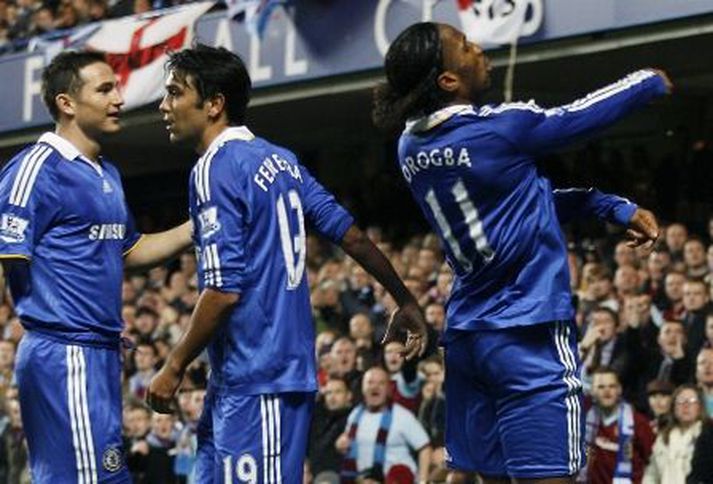 Drogba kastar smápeningnum.