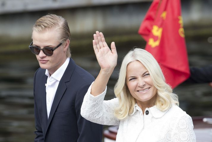 Marius Borg Høiby ásamt móður sinni, krónprinsessunni Mette-Marit.