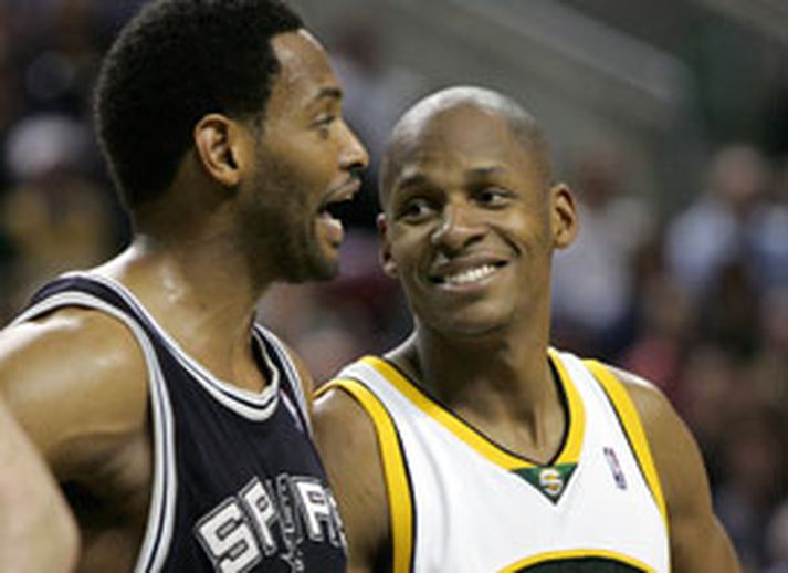 Stórskyttan Ray Allen hjá Seattle(til hægri) gantast hér við Robert Horry, leikmann San Antonio
