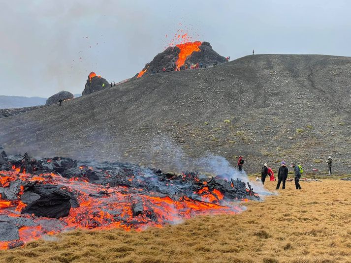 Líkt og sjá má á meðfylgjandi myndum hafa sumir greinilega hætt sér ákaflega nálægt gosinu. 