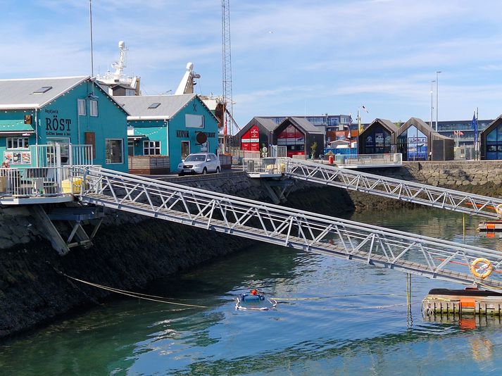 Ruslsugan er í kaðli í höfninni. 