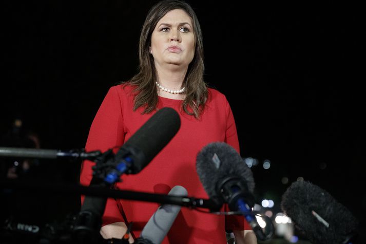 Í tíð Huckabee Sanders voru daglegir blaðamannafundir í Hvíta húsinu, sem áður var hefð, svo gott sem aflagðir.