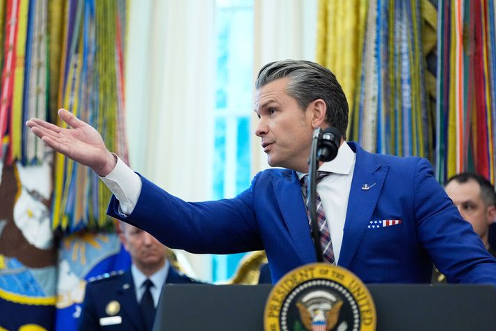 Pete Hegseth, varnarmálaráðherra Bandaríkjanna, hefur hafnað fréttum um að hann hafi gefið hernum skipanir um að drepa alla á bátum sem hann hefur ráðist á í Karíbahafi og Kyrrahafi á undanförnum mánuðum.
