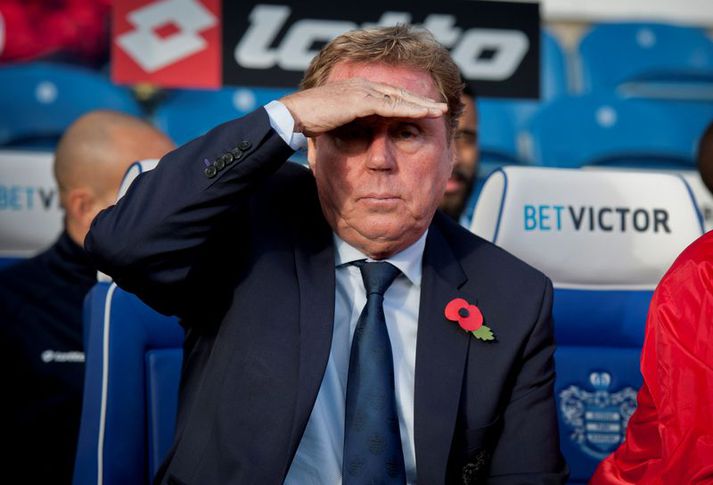 Harry Redknapp verndar augun fyrir sólinni.