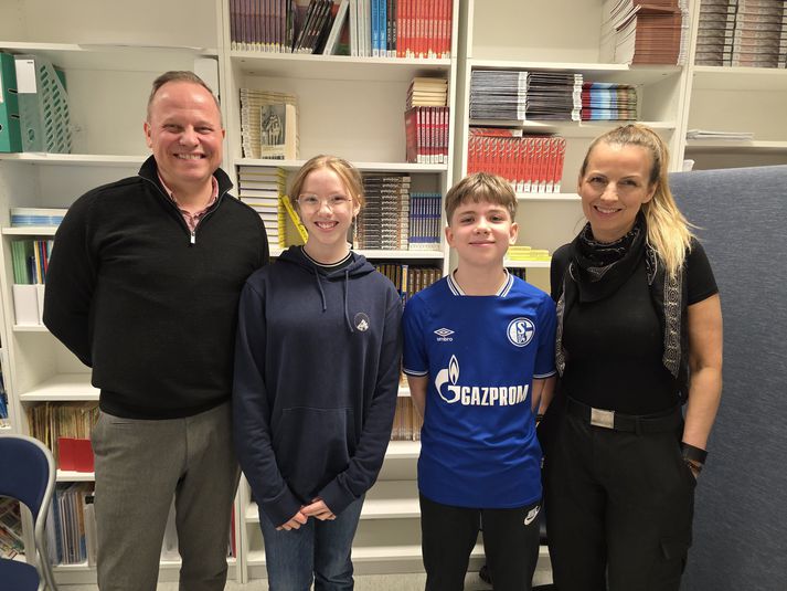 Tveir af sigurvegurum skólans eða þau Árný Ingvarsdóttir og Arnar Bent Brynjarsson með Páli Sveinssyni, skólastjóra og Írisi Dröfn Kristjánsdóttur, þjálfara liðsins og kennara í íslensku í skólanum. Á myndina vantar þriðja keppandann eða Elísabetu Kristel Þorsteinsdóttur, sem var veik þegar myndin var tekin.