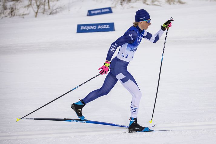 Remi Lindholm var líklega feginn þegar hann kom í mark í 30 km skíagöngu karla með frjálsri aðferð í gær.