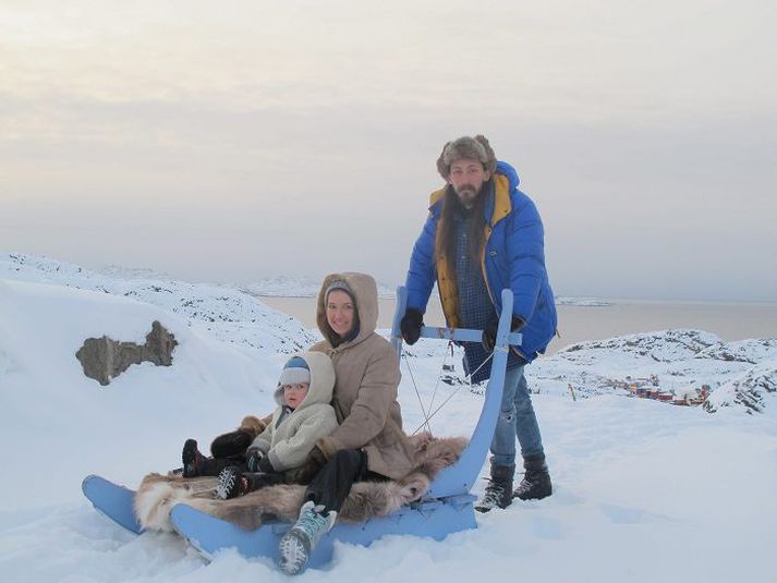 Fjölskyldan á Grænlandi, Óli Kaldal Jakobsson, Sóley Kaldal og Jakob Jakobsson á göngusleða í Sisimiut.