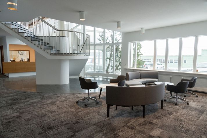 Landsréttur staðfesti ákvörðun héraðsdóms um að maðurinn skyldi sæta gæsluvarðhaldi.