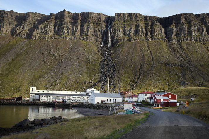 Skyndilega er lítið friðsælt þorp á Vestfjörðum orðinn miðdepill kvikmyndaáhugamanna. Þar eru yfir 200 manns nú samankomnir.