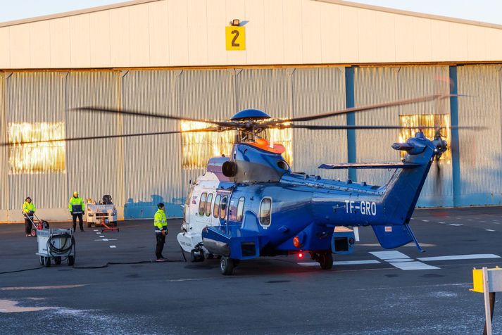 Flugvirkjar að störfum hjá Landhelgisgæslunni.