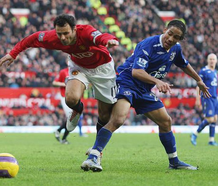 Pienaar braut klaufalega á Ryan Giggs á sunnudaginn og dæmd var vítaspyrna.