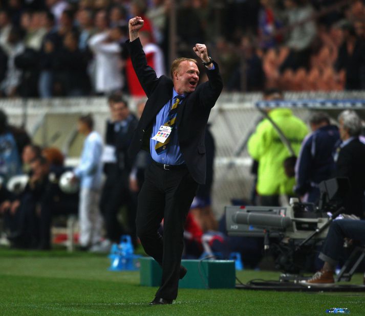 Alex McLeish brosir út að eyrum um þessar mundir.