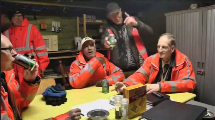 Hollensku útigangsmennirnir sáttir eftir vinnu, með launin; bjór og sígarettur.