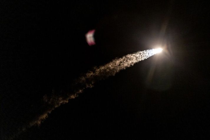 Falcon 9-eldflaug þeysist af stað frá Flórída í janúar árið 2025. Vísindamenn í Þýskalandi fylgdust með þrepi úr sams konar eldflaug brenna upp yfir Vestur-Evrópu í febrúar í fyrra með tilheyrandi mengun í efri hluta lofthjúpsins.