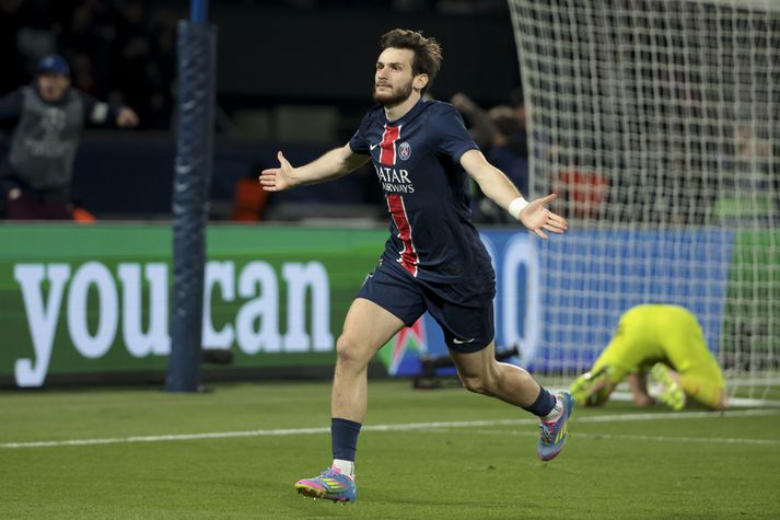 Khvicha Kvaratskhelia fagnar eftir að hafa komið Paris Saint-Germain í 2-1 gegn Aston Villa.