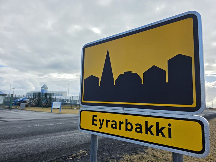 Í dag starfa um 70 manns á Litla Hrauni en með nýju fangelsi mun starfsmönnum fjölga að minnsta kosti um 20 til 30 manns.