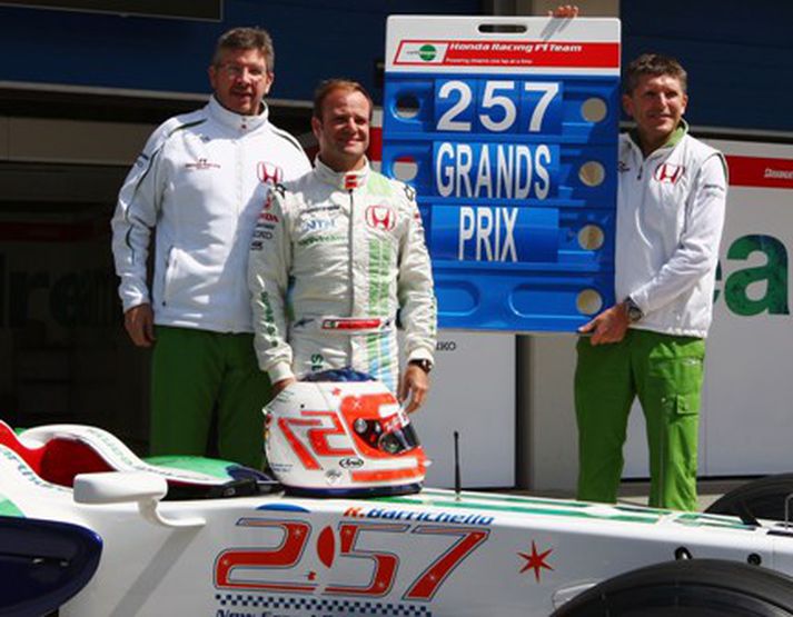 Ross Brawn og Nick Fry fagna meti Rubens Barrichello á árinu þeagar hann ók í sinni 257. keppni á ferlinum