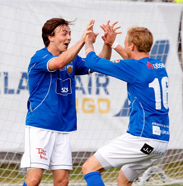 Steven Lennon skoraði tvö mörk í gær.