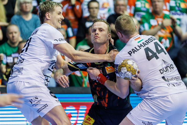Bjarki Már Elísson og Aron Pálmarsson stöðva Ómar Inga Magnússon.