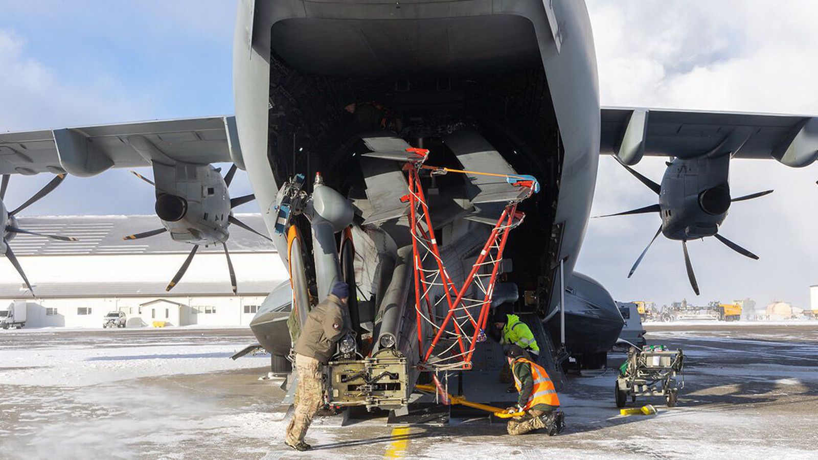 Dönsk þyrla með franskri herflutningavél til Ís­lands