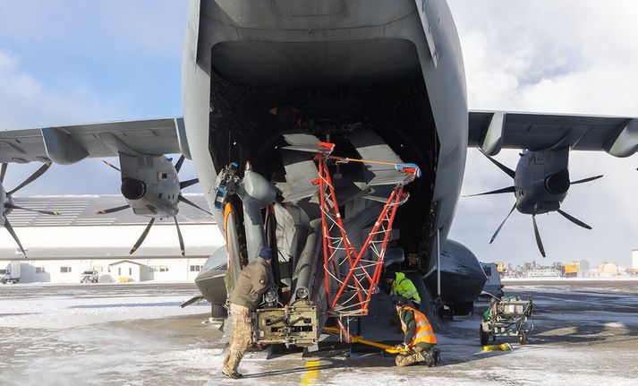 Danska Seahawk-herþyrlan tekin út úr frönsku Airbus 400M-herflutningavélinni á Keflavíkurflugvelli.