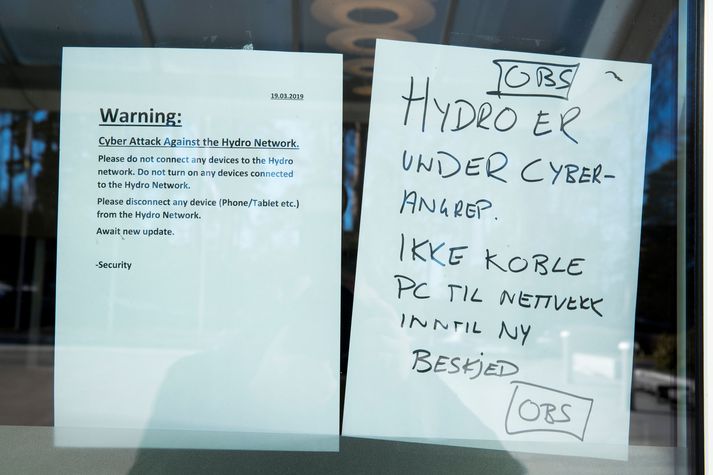 Þessi skilaboð biðu starfsmanna Norsk Hydro í morgun þar sem þeim er ráðlagt að skrá sig ekki inn á net fyrirtækisins.