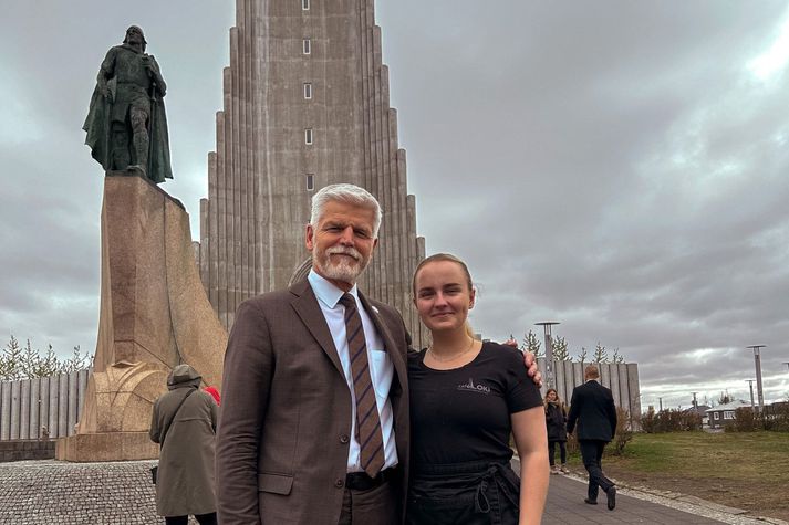 Katerina ásamt Pavel við Hallgrímskirkju.