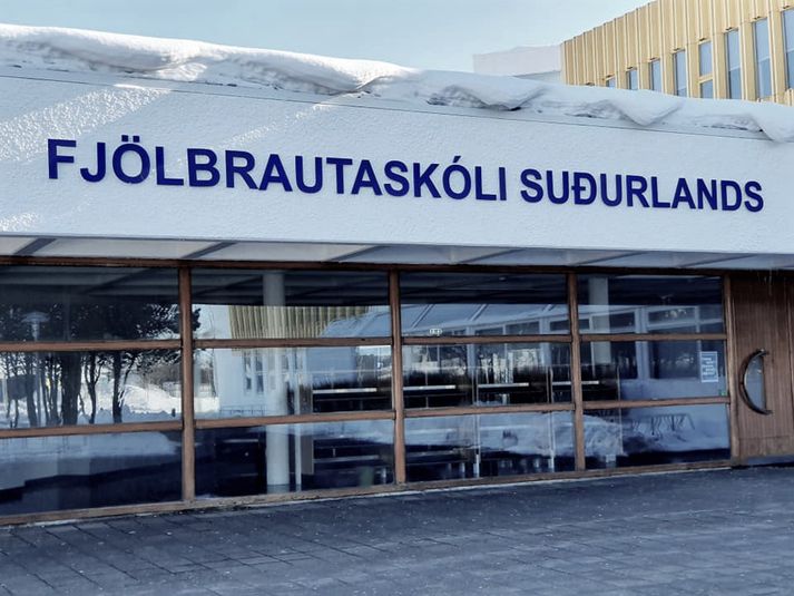 Tæplega 100 nemendur og starfsmenn Fjölbrautaskóla Suðurlands eru nú í sóttkví.