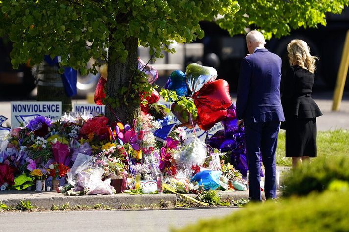 Biden-hjónin heimsóttu vettvang skotárásarinnar í Buffalo í New York-ríki í dag. Fjöldi blómvanda hafði verið lagður þar til minningar um fórnarlömbin tíu.