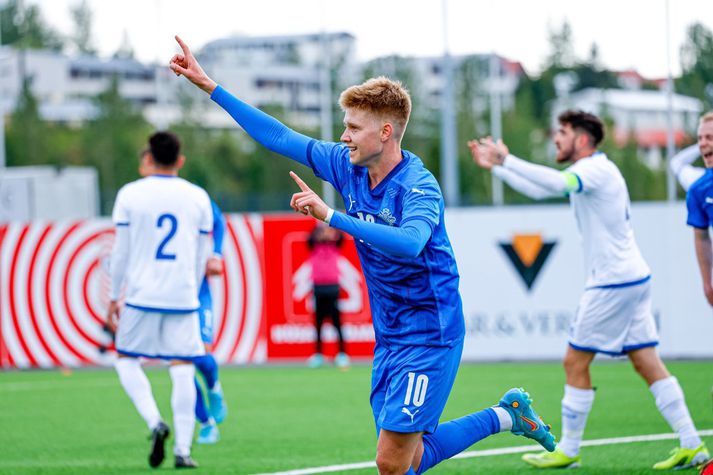 Kristian Nökkvi Hlynsson hefur verið kallaður „hinn íslenski De Bruyne“ og verið algjör lykilmaður í U19-landsliðinu.
