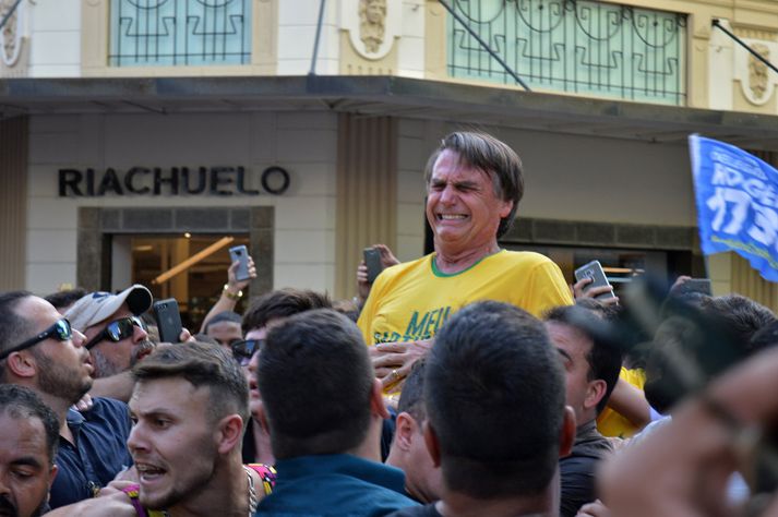 Bolsonaro hvatti stuðningsmenn sína til dáða eftir að hann var stunginn í Ríó á fimmtudaginn. Hann þykir líklegur til afreka á kjördag. 