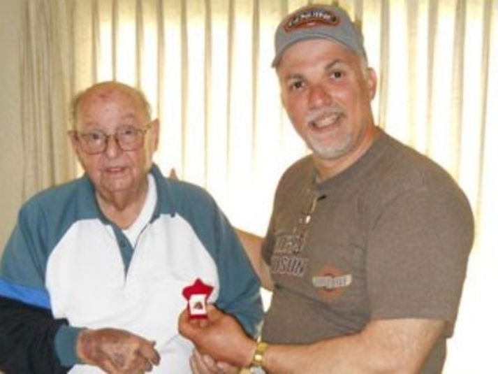 Jesse Mattos fær hringinn frá Tony Congi eftir 73 ára bið.