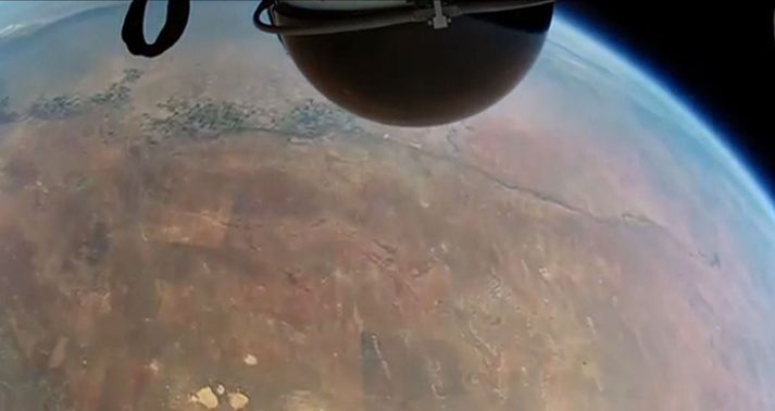 Felix Baumgartner stökk úr tæplega 40 kílómetra hæð og lenti heilu og höldnu á jörðu niðri.