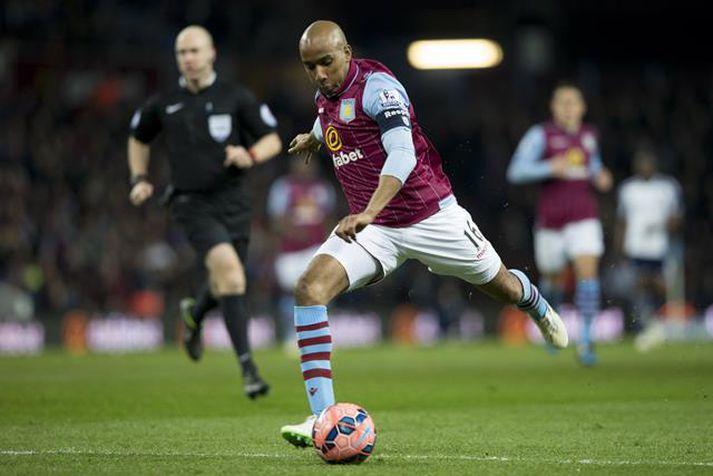Fabian Delph tekur í gikkinn og skorar fyrra mark Aston Villa.
