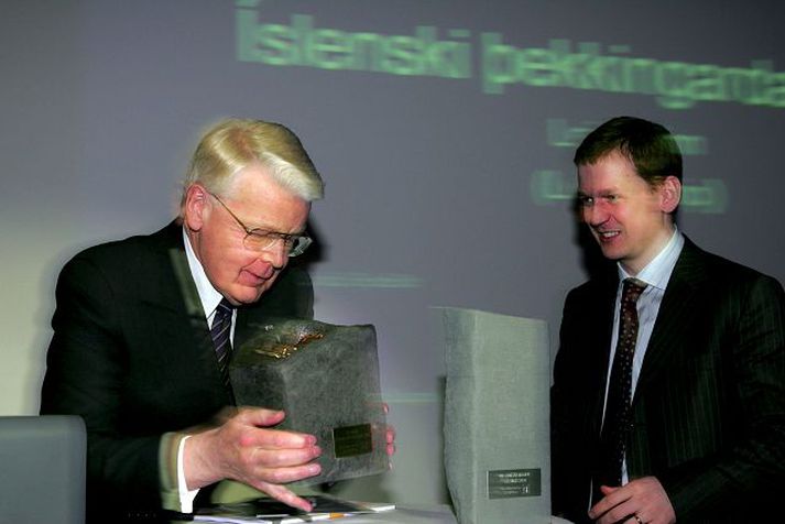 Ólafur Ragnar Grímsson, forseti Íslands, afhenti Hreiðari Má Sigurðssyni, forstjóra Kaupþings, verðlaun FVH sem besti viðskiptafræðingur ársins 2005 í fyrra.  