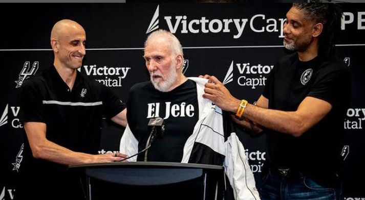 Tin Duncan og Manu Ginóbili aðstoða Gregg Popovich á blaðamananfundinum.
