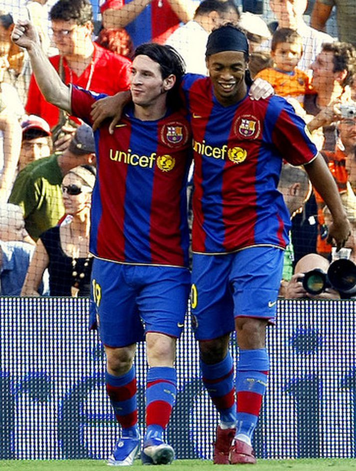 Lionel Messi og Ronaldinho fagna marki þess fyrrnefnda í dag.